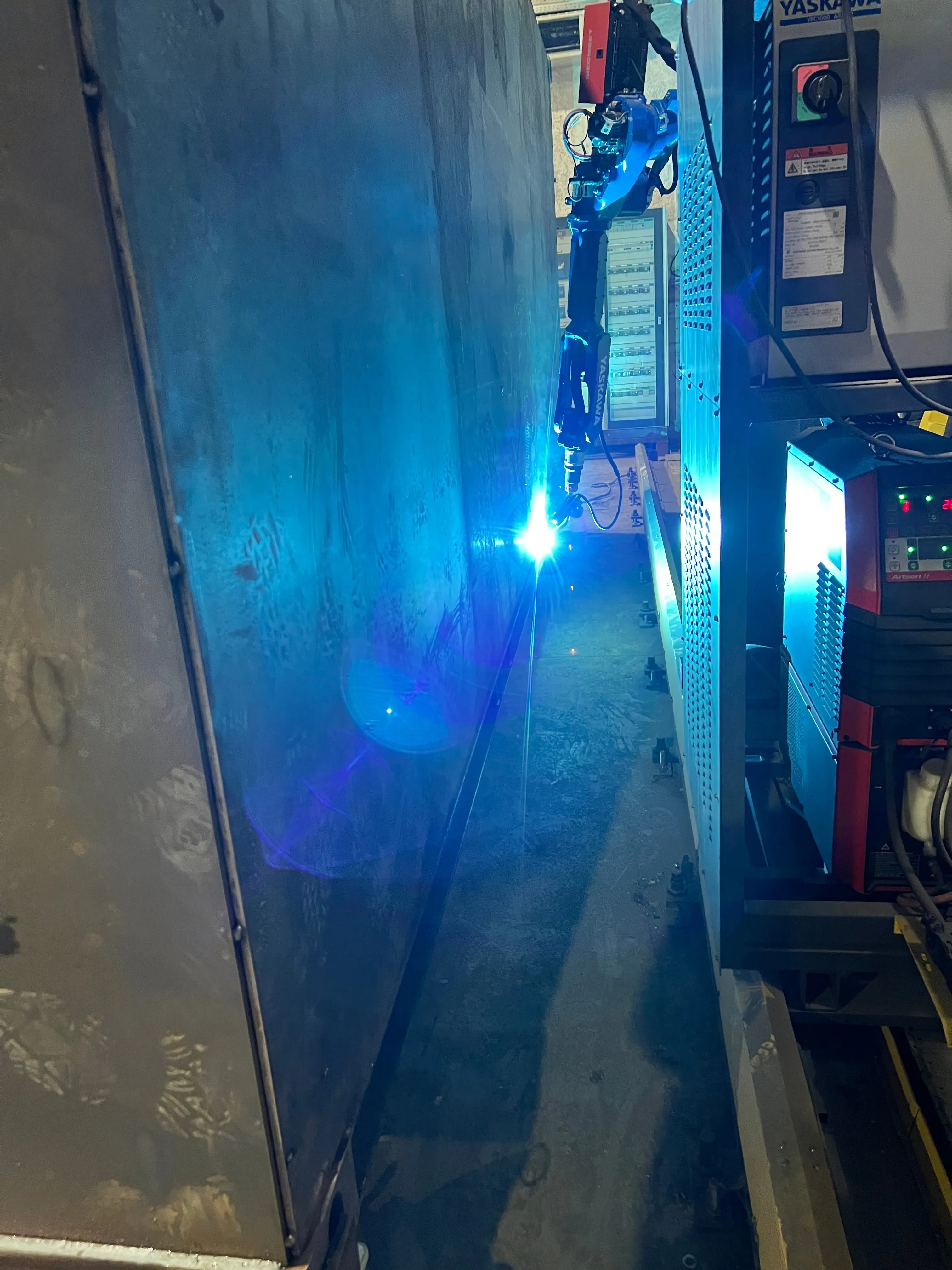 Robotergeschweißte Ecknaht am Containerrahmen
