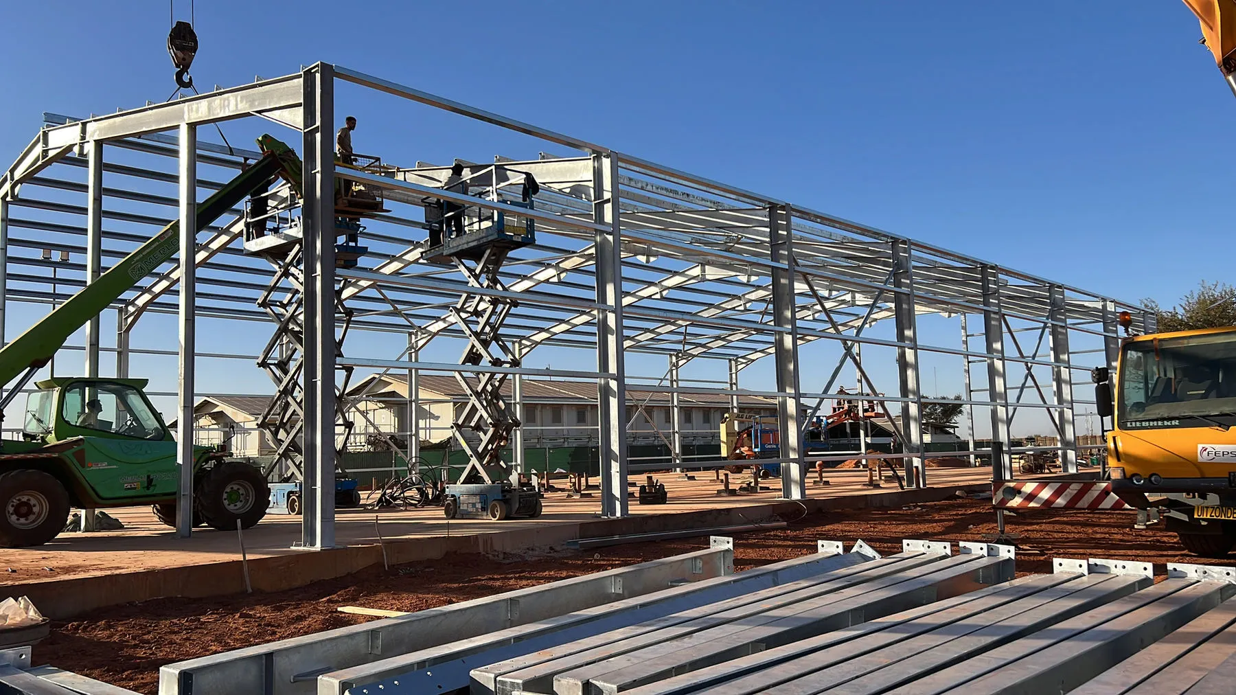 Hallenmontage, Stahlskelett mit Mobilkran